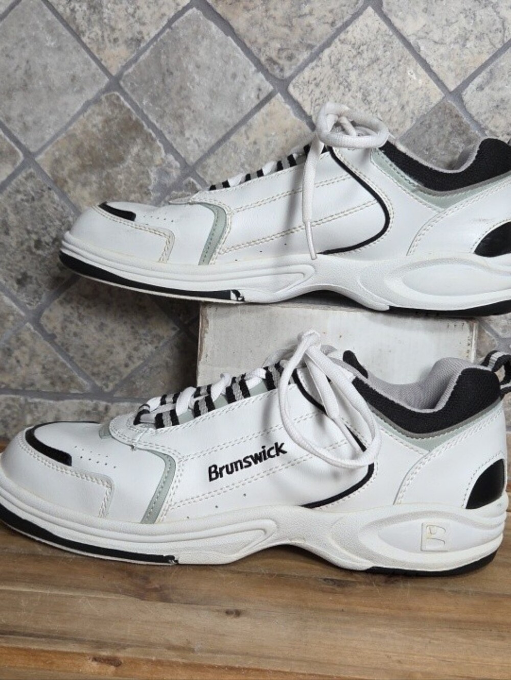 Men's Brunswick Phantom White & Black Athletic Bowling Shoes Size 8 M